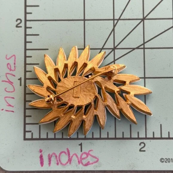 Vintage Crown Trifari White Milk Glass Navette Brooch Gold Tone Swirl Sunburst - Picture 7 of 10